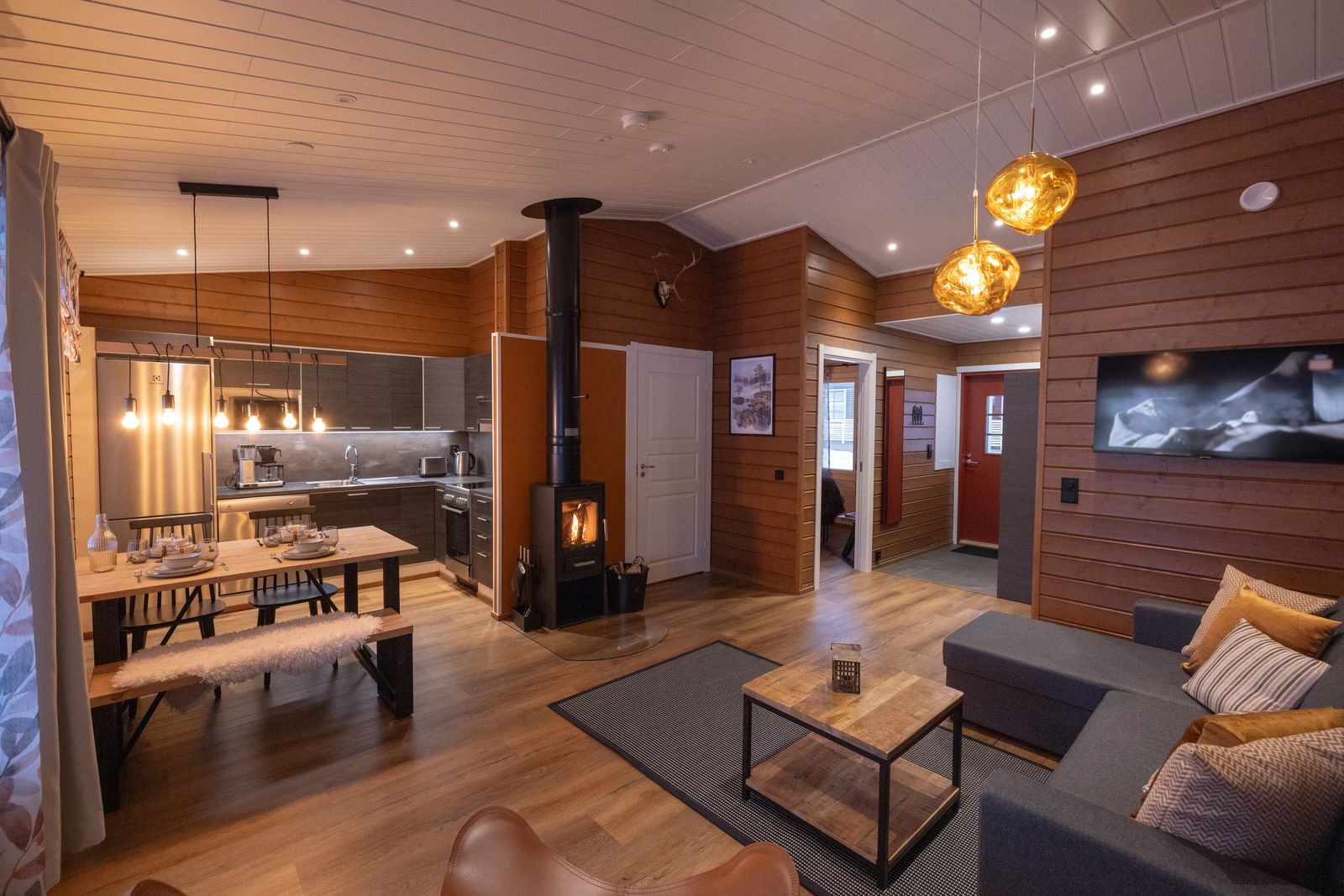 Doppelhaus-Hälfte "Saunatupa" (65m²) Wohnbereich mit Kamin