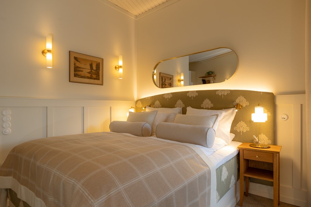Aino Deluxe Riverview mit Badewanne Bett
