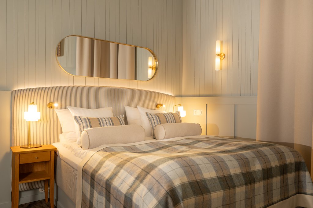 Aino Deluxe Zimmer Bett