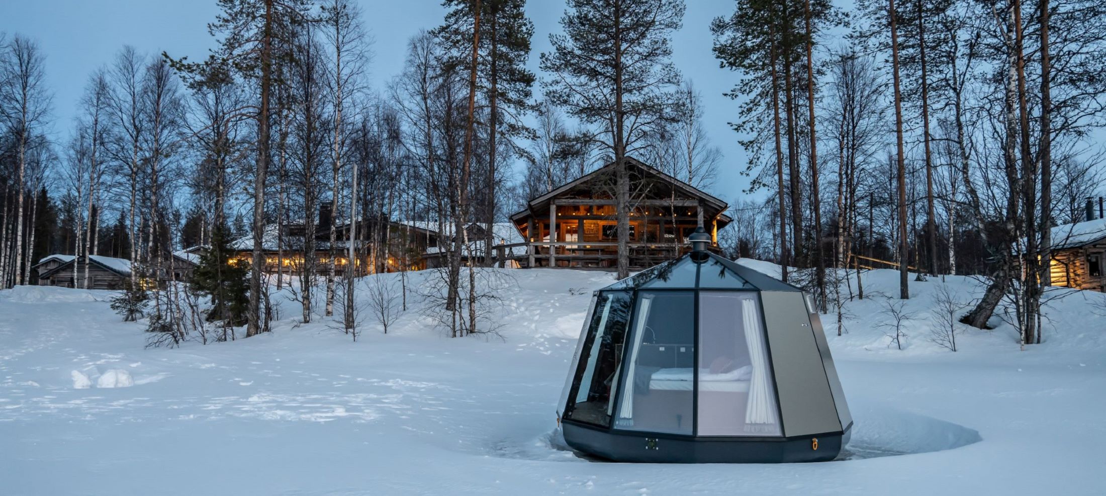 AuroraHut und Ferienhäuser bei Dämmerung