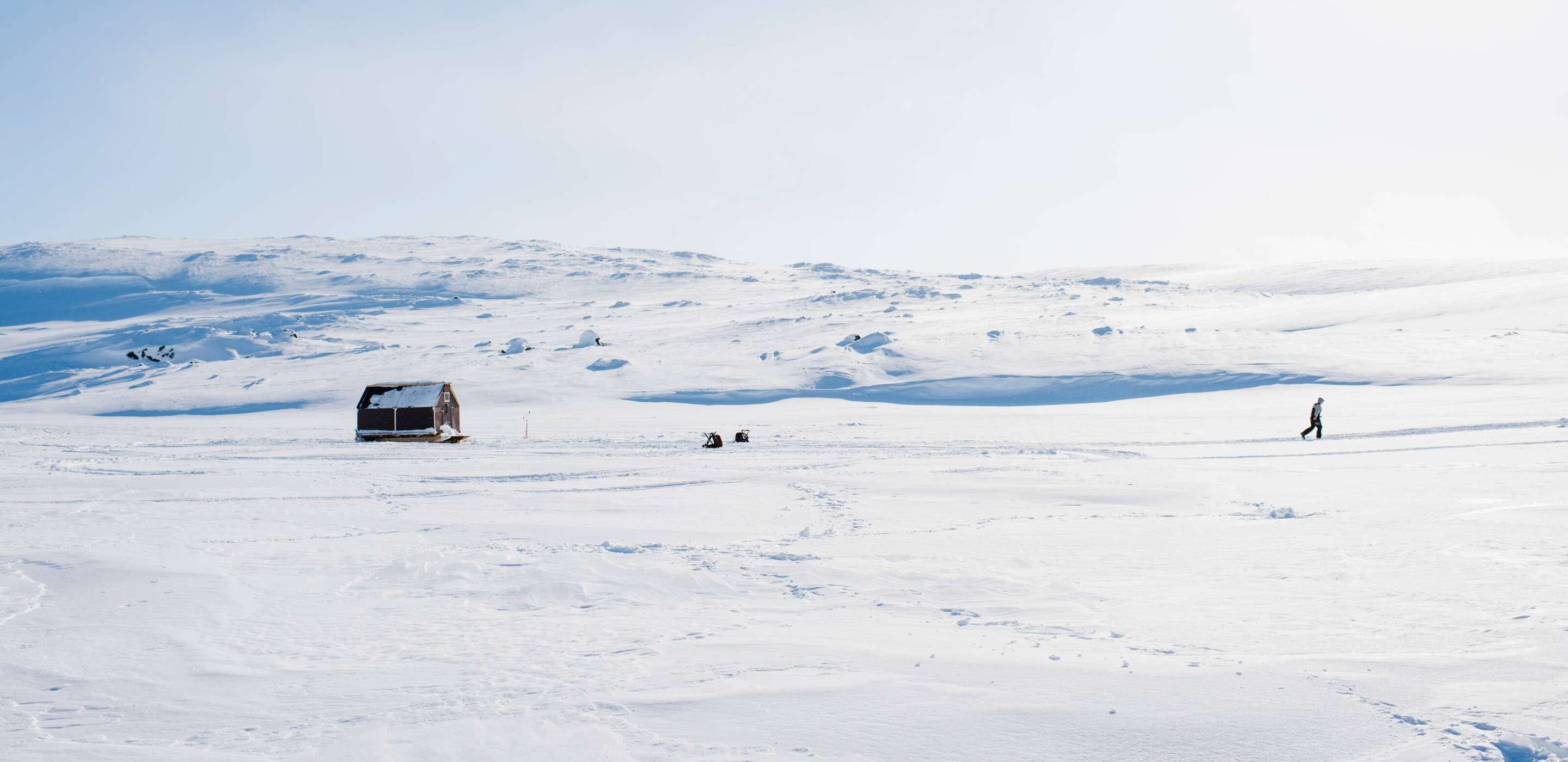 Eisloch angeln Hütte mit See und Mann