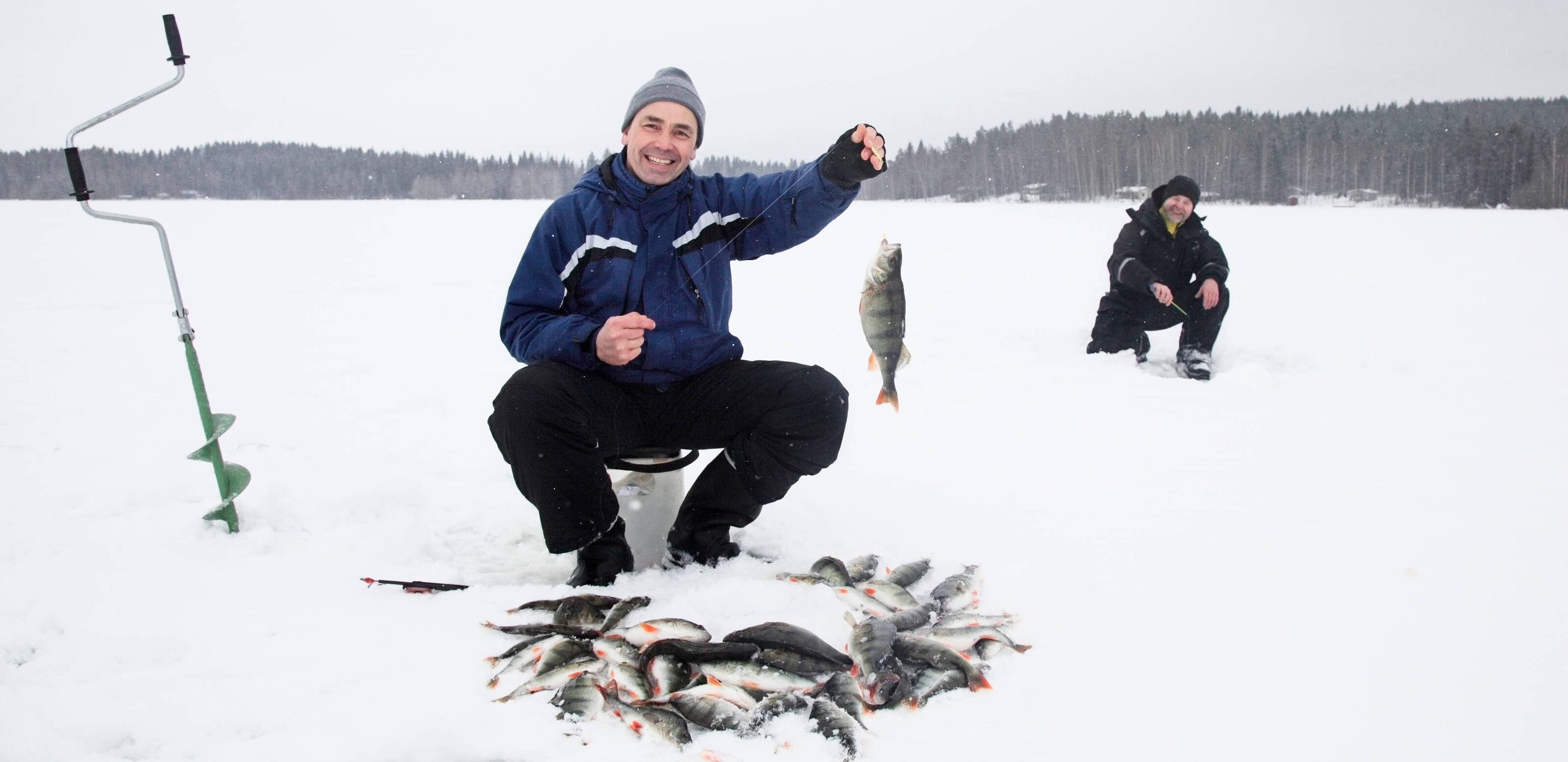 Eisloch angeln viele Fische