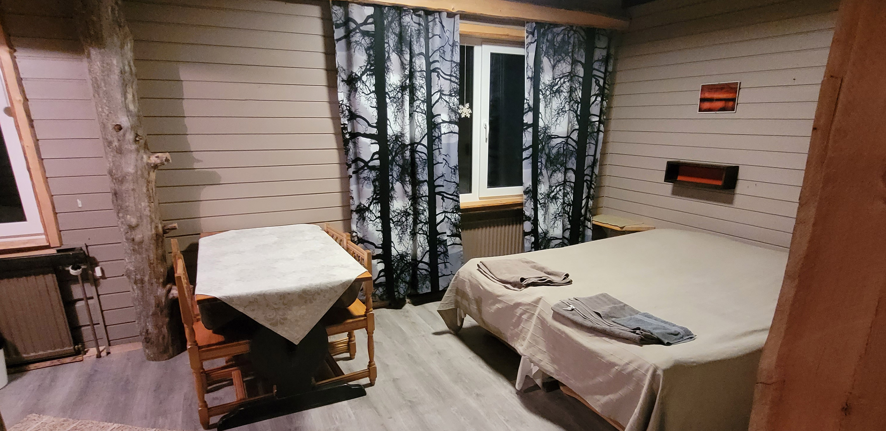 Familienzimmer 1 Familienzimmer mit Doppelbett, Tisch und Stühlen