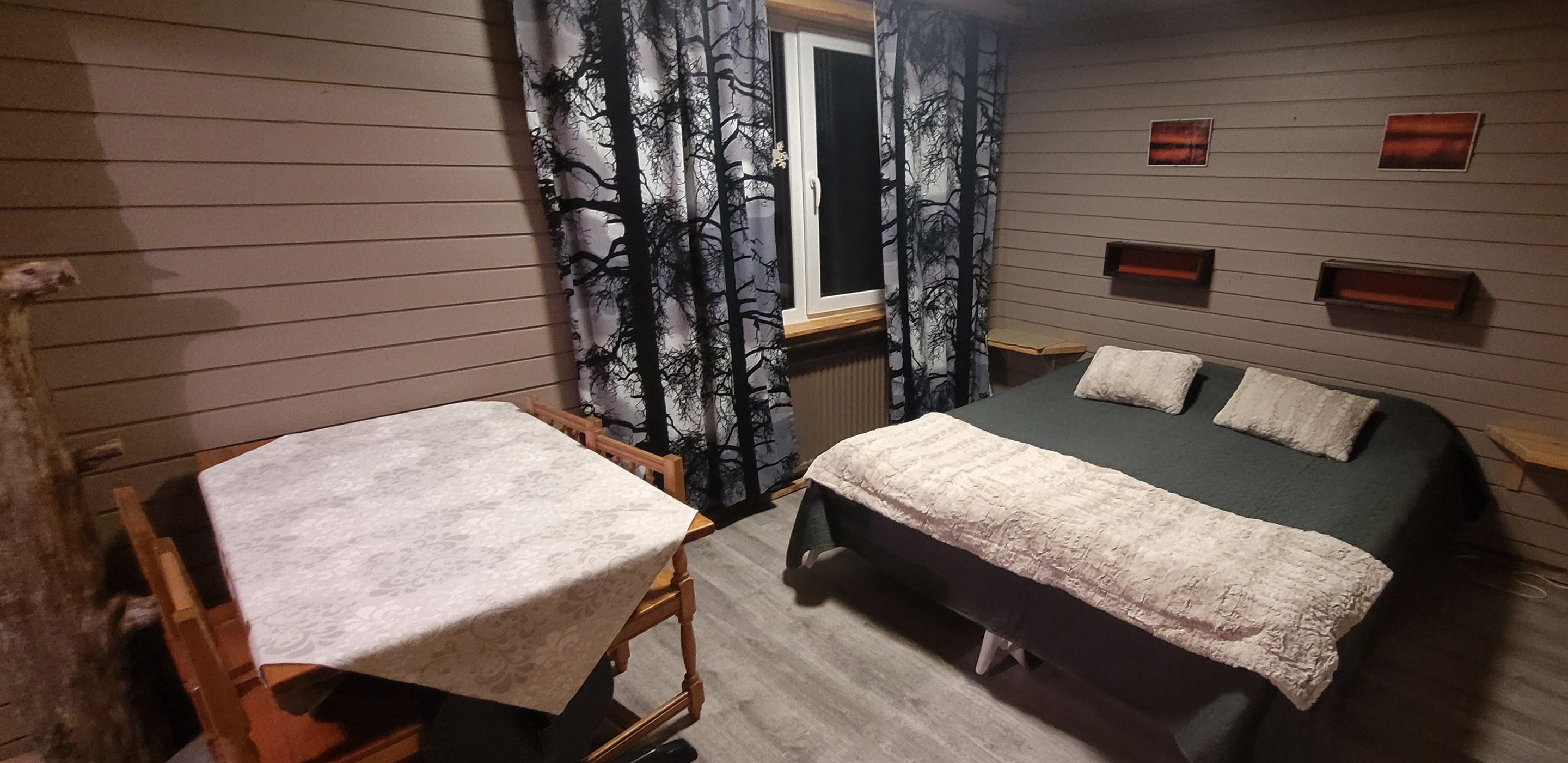 Familienzimmer 2 Familienzimmer mit Doppelbett, Tisch und Stühlen