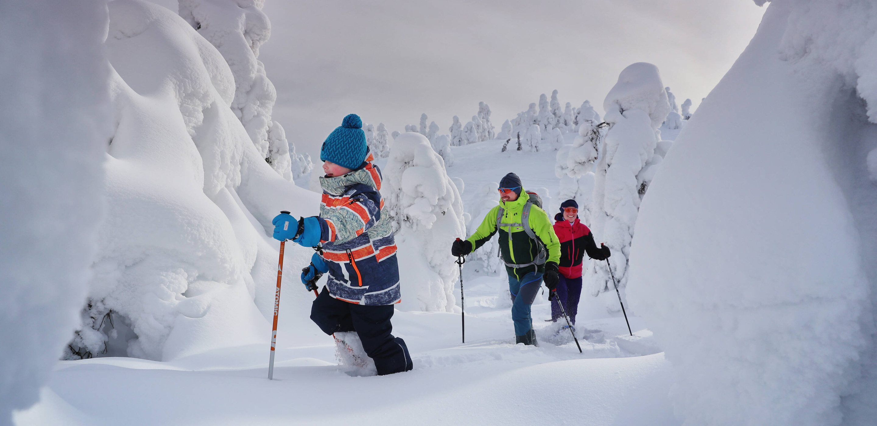 Finland Kinder im Schnee Ruka Kuusamo 