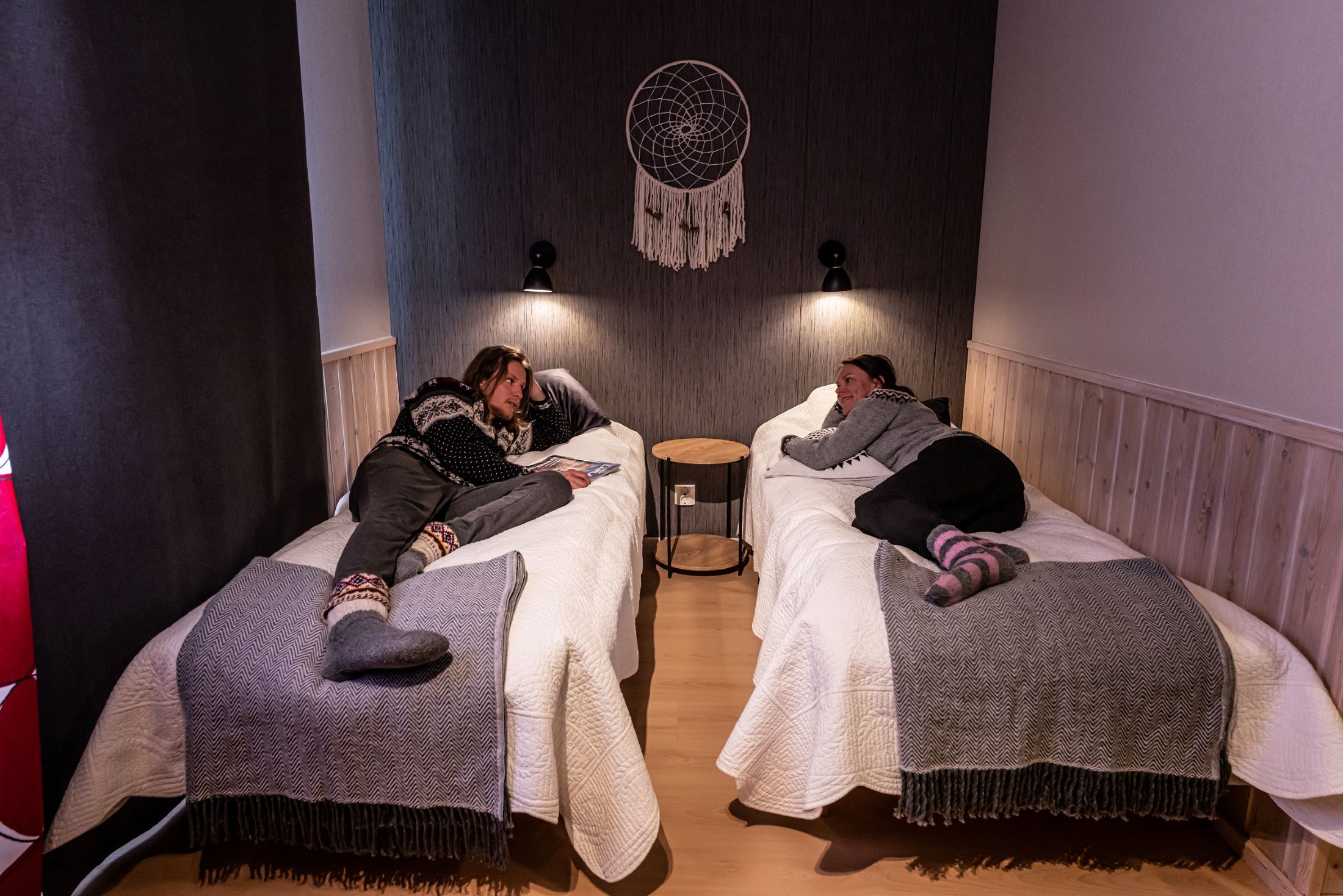 Gemütliches Zweibettzimmer in mit Gästen auf den Betten