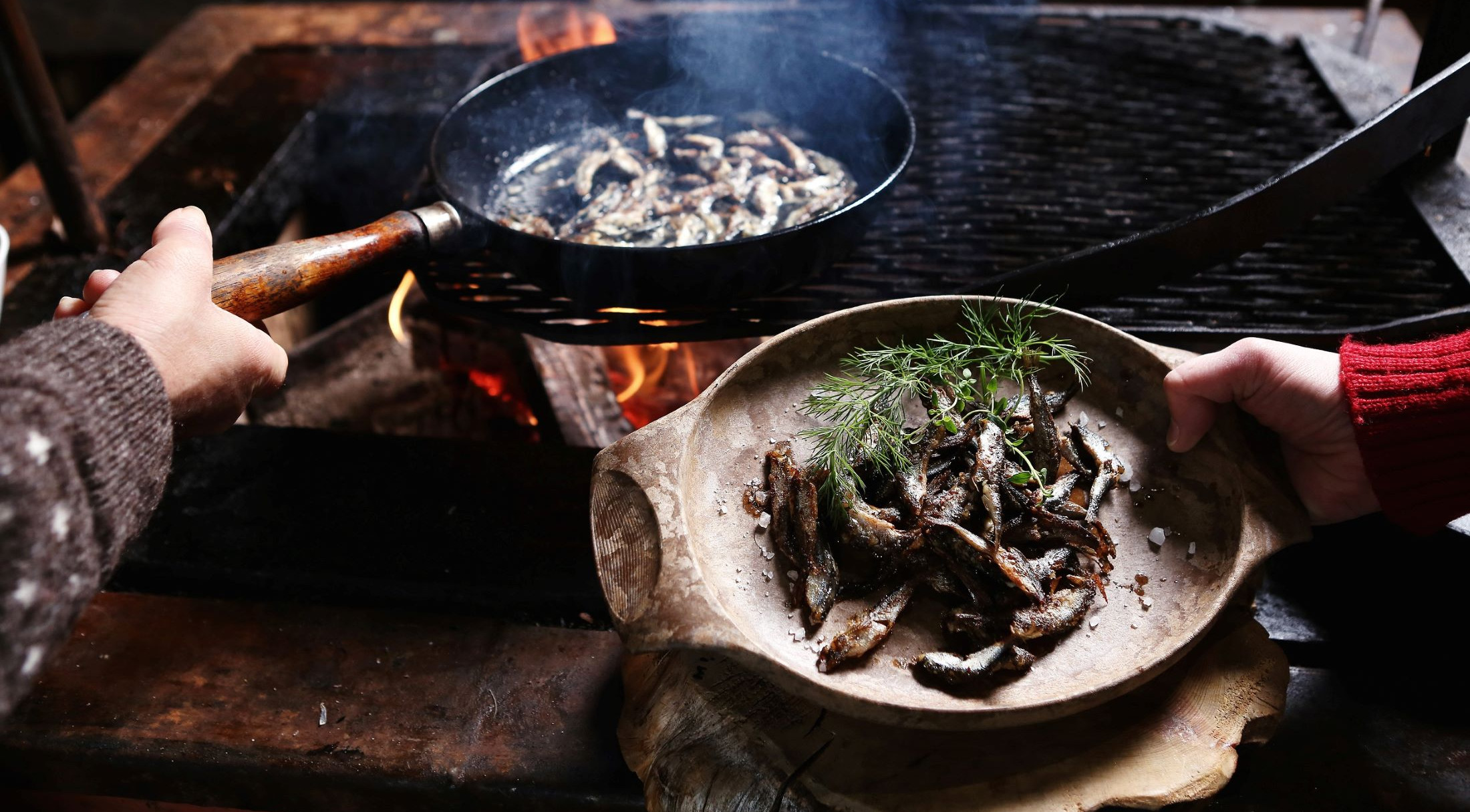 Wildfood Kochen auf offener Feuerstelle