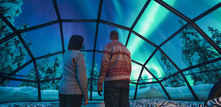 Polarlichter sehen aus dem finnischen Glas-Iglu